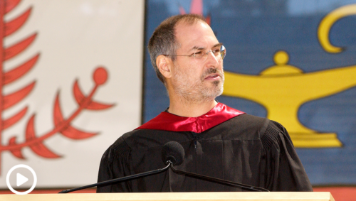 Steve Jobs durante su discurso de graduación de la promoción de 2005 de Stanford.